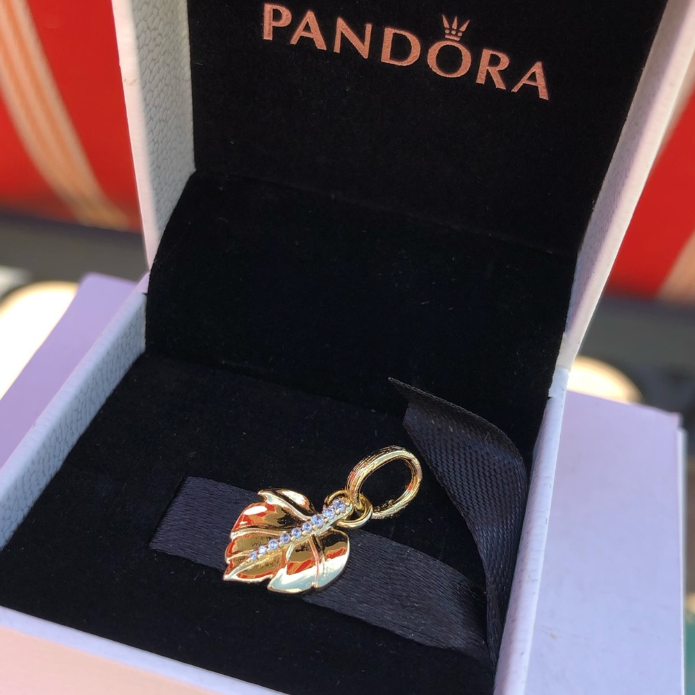 Pandora Shining Leaf Pendant